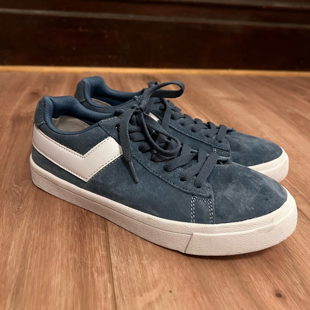 Cutest every day sneakers! Only worn a couple of times, so in great condition.